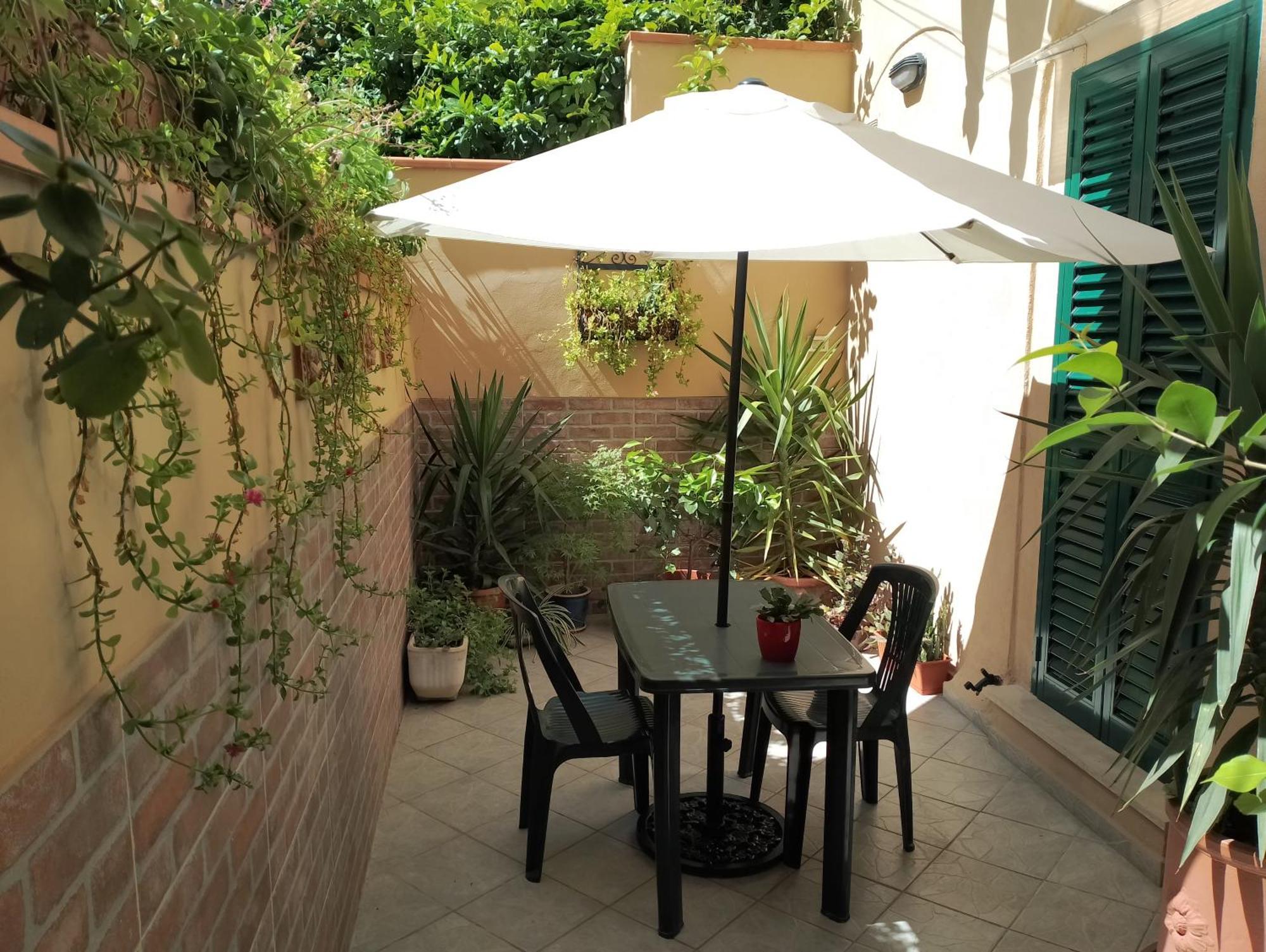 Il Piccolo Eden - Private Garden Apartment Ливорно Екстериор снимка