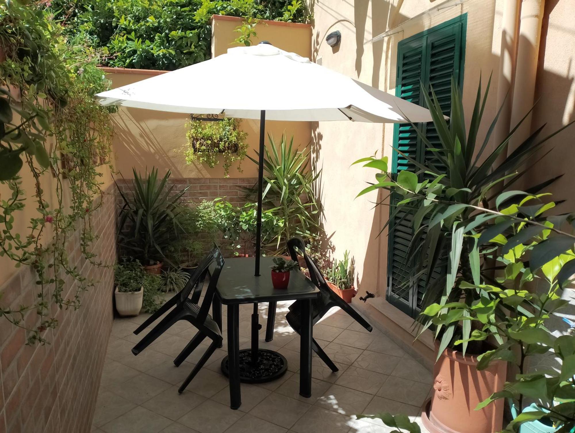 Il Piccolo Eden - Private Garden Apartment Ливорно Екстериор снимка