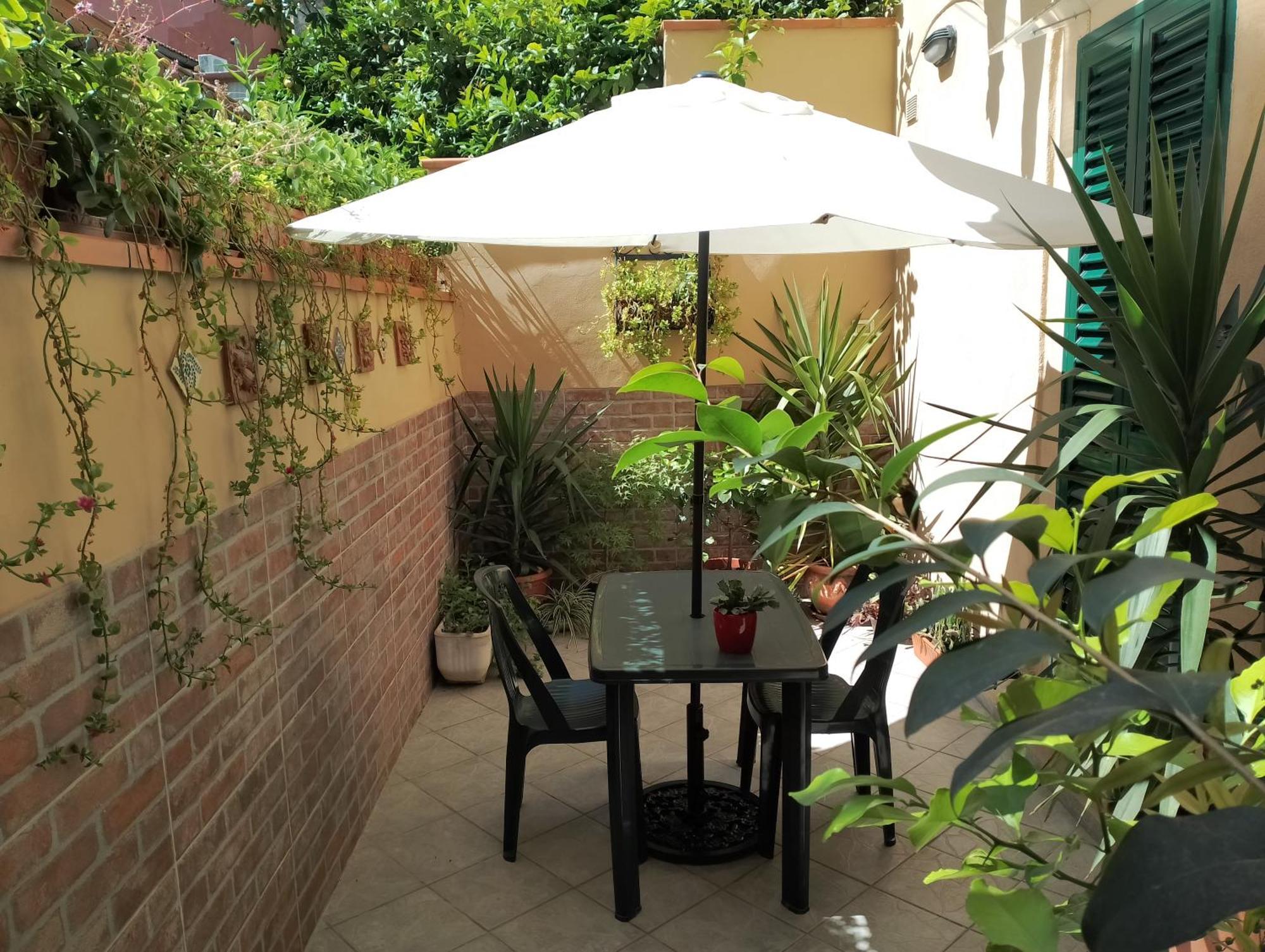 Il Piccolo Eden - Private Garden Apartment Ливорно Екстериор снимка